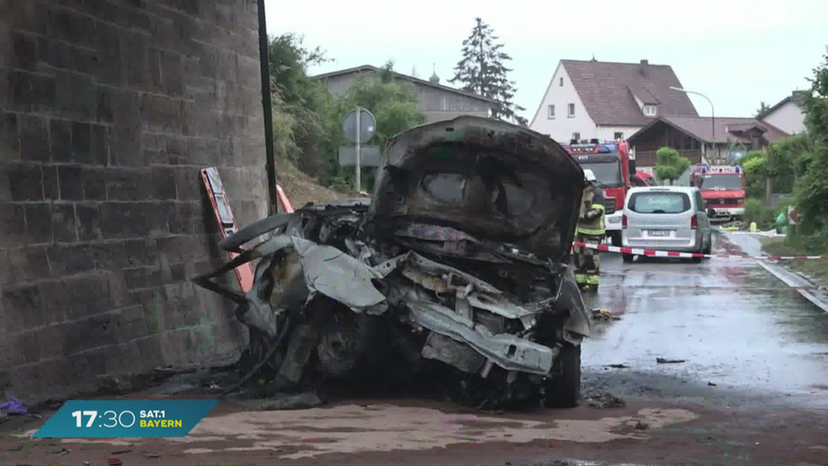 Schwerer Unfall bei Stockheim: Kind stirbt in brennendem Auto