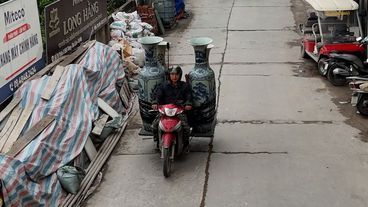 Gleichgewicht, Geschick und gutes Augenmaß: Der Vasen-Kurier von Hanoi