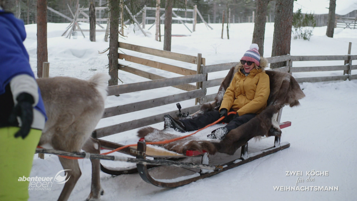 Run, run Rudolph: Feli und Dirk messen sich im Rentierschlitten-Rennen