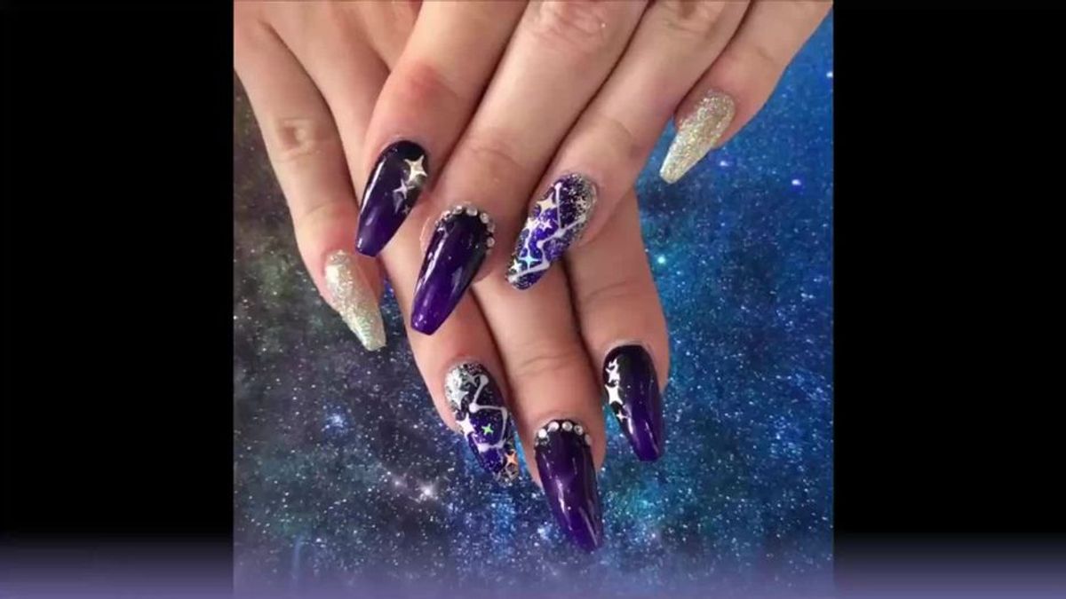 Astro-Nails: Der coole Nagel-Trend für den Herbst