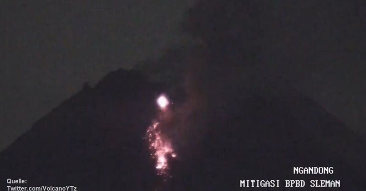 Besorgniserregende Aufnahmen: Vulkan speit heiße Gase und Lava