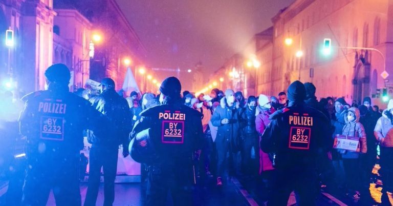 Corona-Demos sind "riesige Belastung": Polizeigewerkschaft schlägt Alarm