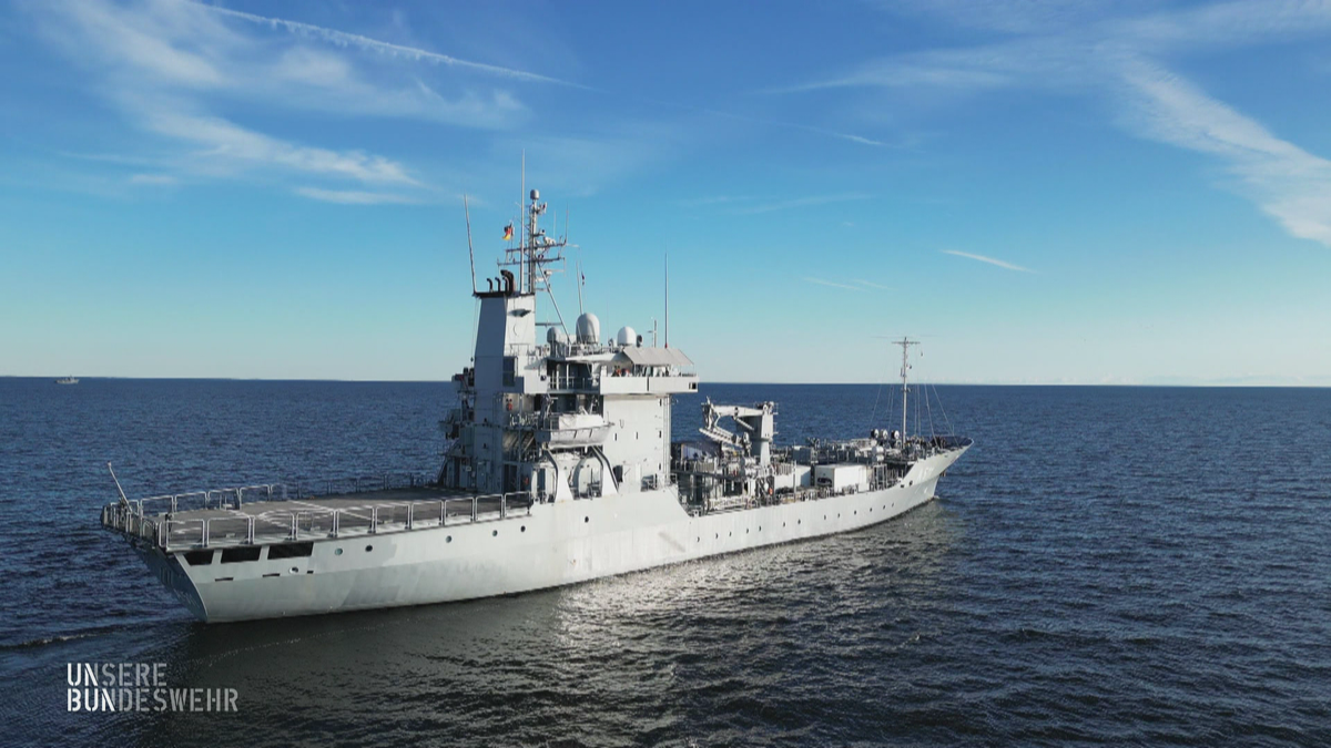 Rundgang auf dem Tender ELBE: das größte Boot der Marine