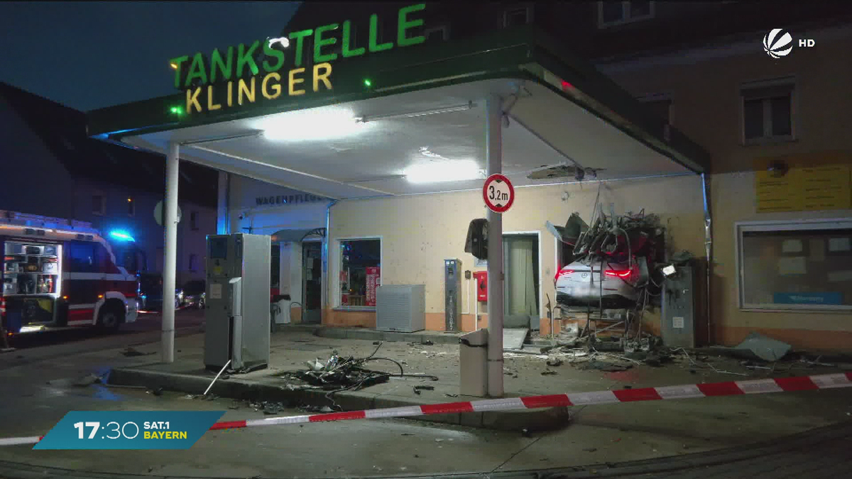 Spektakulärer Unfall in Nürnberg: Sportwagen kracht in Tankstelle