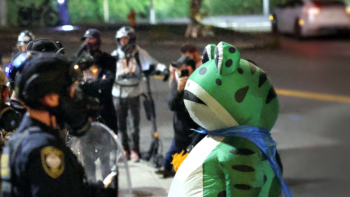 Portland wehrt sich mit Froschkostümen
