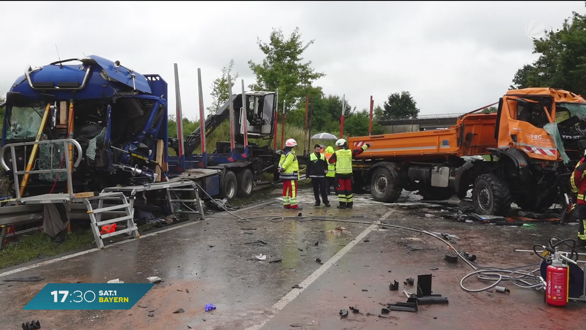 Unfall auf B22 bei Speichersdorf: Zwei LKW stoßen frontal zusammen