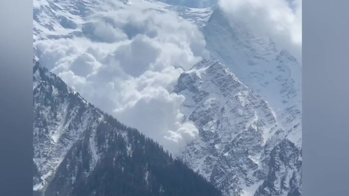 Spektakuläre Aufnahmen zeigen riesige Lawine den Mont Blanc hinabstürzen