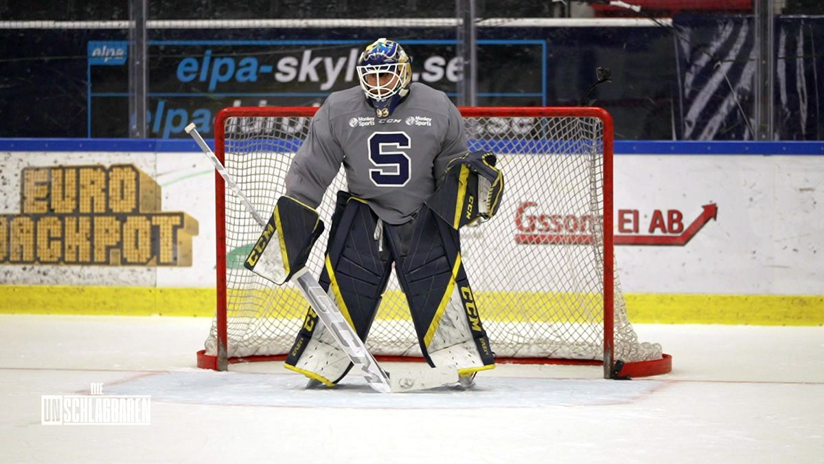 Max Mutzke wird vom Eishockey-Profi beschossen