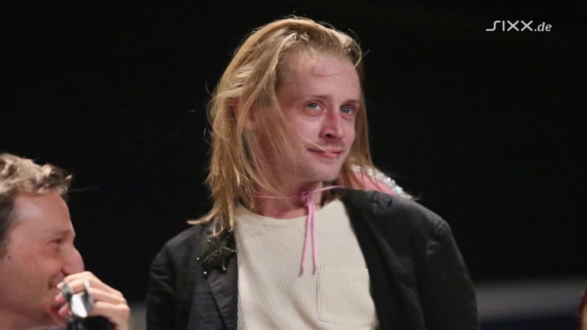 Macaulay Culkin mit Trendfrisur und Nagellack