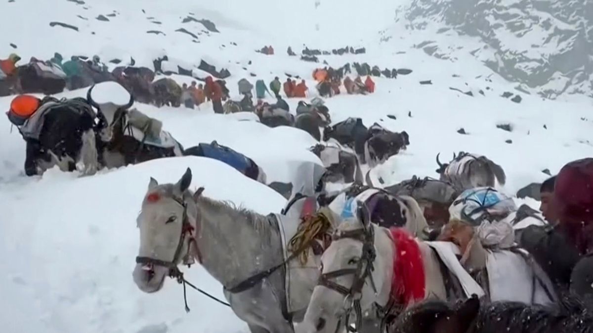 Everest: 200 Bergsteiger warten auf Rettung