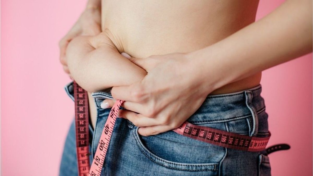 "Skinny Fat": Warum Bauchfett bei schlanken Menschen gefährlich ist & was dagegen hilft