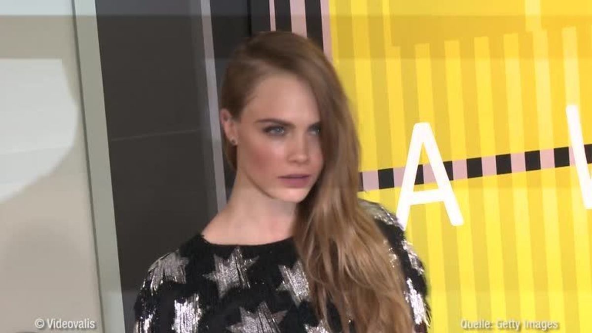 Topmodel Cara Delevingne rastet am Bahnhof total aus