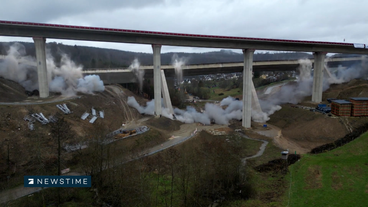 Spektakuläre Bilder: Riesige Autobahnbrücke in NRW gesprengt