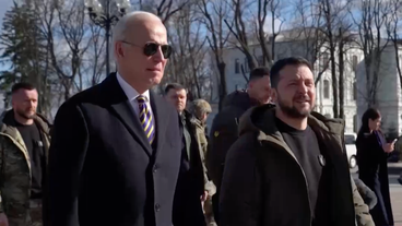 Überraschender Besuch: Biden trifft Selenskyj in Kiew