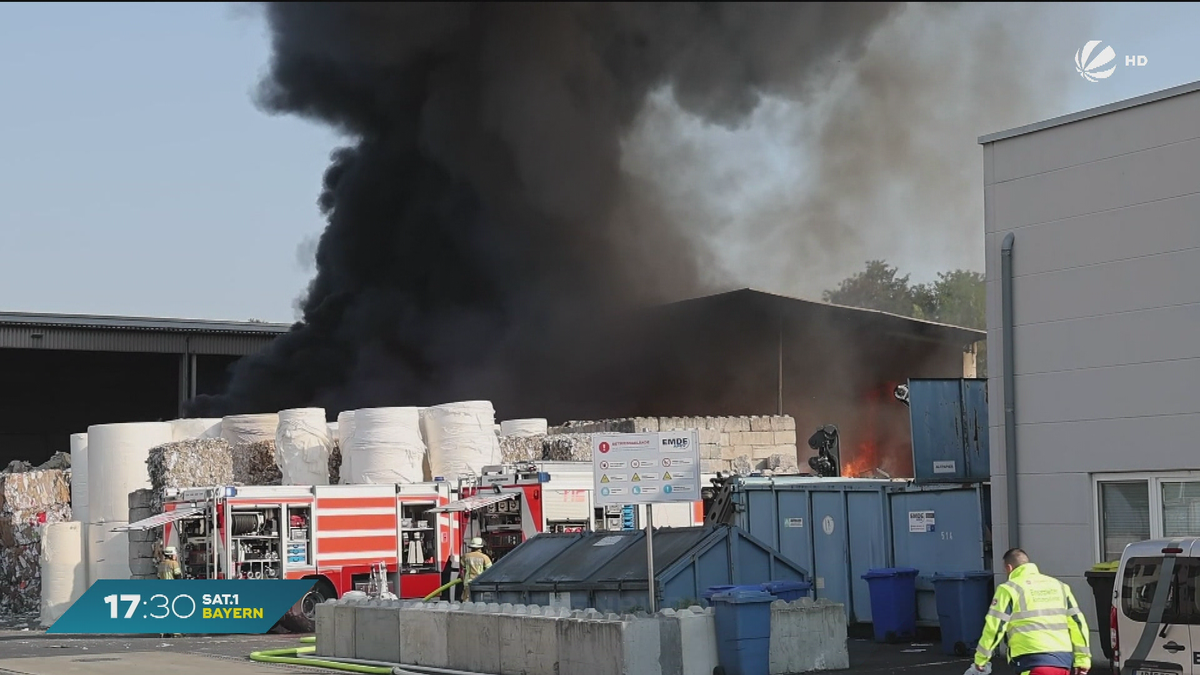 Großbrand in Aschaffenburg: Halle einer Entsorgungsfirma in Flammen
