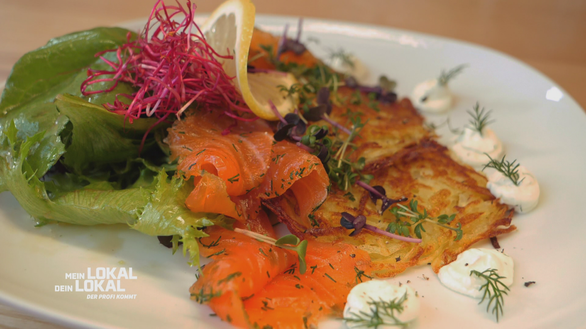 Kartoffelrösti mit hausgebeiztem Lachs im Lokal "Floßlände"