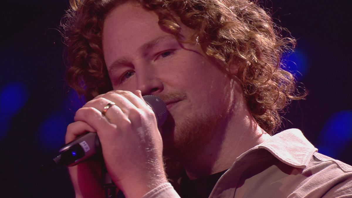 Michael Schulte singt ein Medley aus "You Let Me Walk Alone" und "Waterfall"