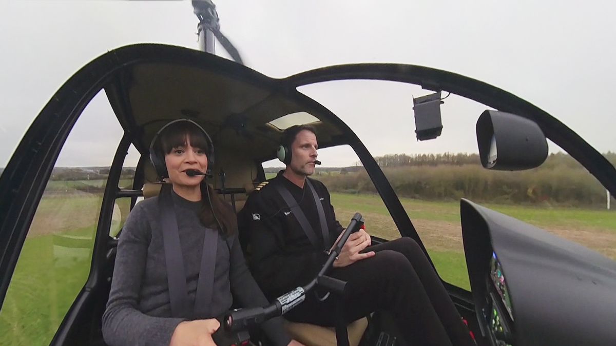 Es geht hoch: Schafft es Reporterin Claire einen Hubschrauber zu fliegen?