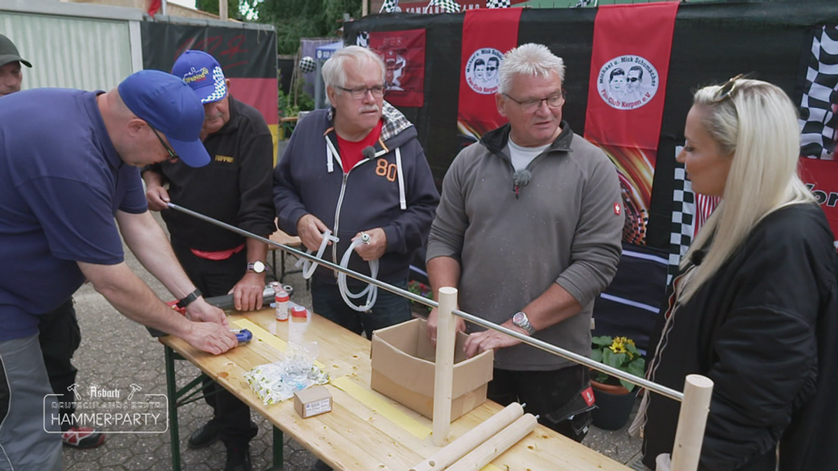 Ein Traum für Formel 1 Fans: DIY Kommandostand und Bierzapf-Tankstelle