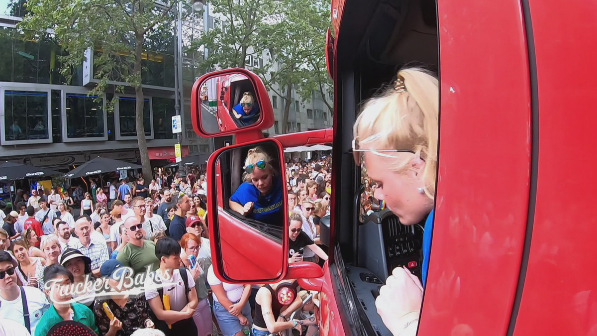 Manu rockt mit ihrem Truck den Kölner CSD