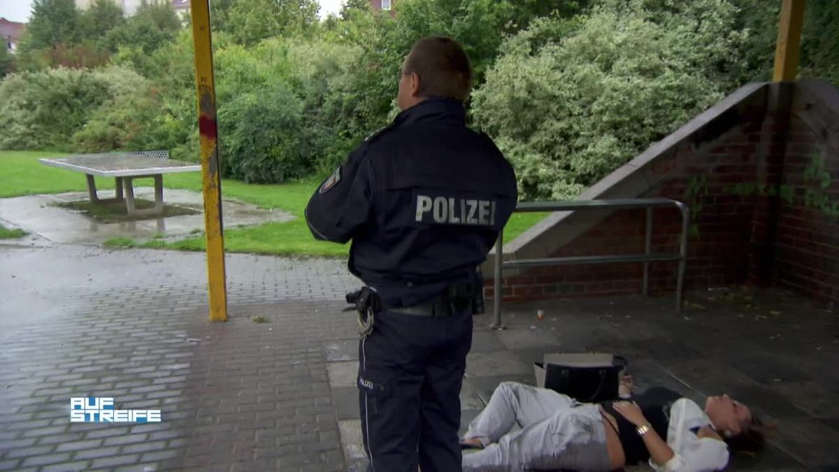 Entblößt und verprügelt