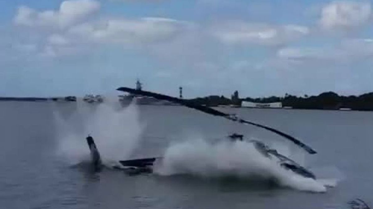 Außer Kontrolle - Helikopter stürzt ins Wasser