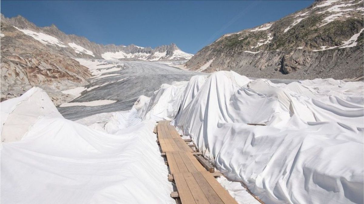 Dieser Gletscher wird jedes Jahr in Decken gehüllt