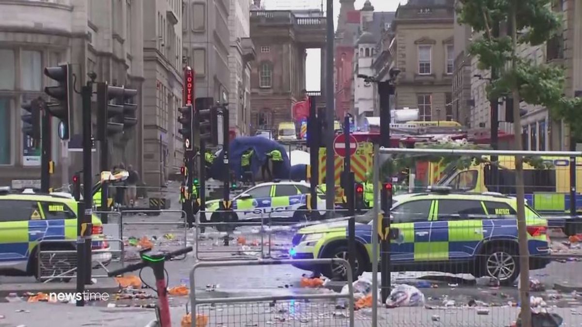 Auto fährt in Liverpool in Fußballfans