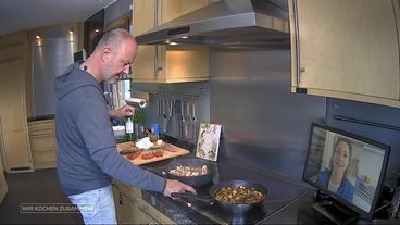 Frank Rosin kocht:  Schweinefilet im Baconmantel mit Champignon-Tomaten-Gemüse und Röstkartoffeln 