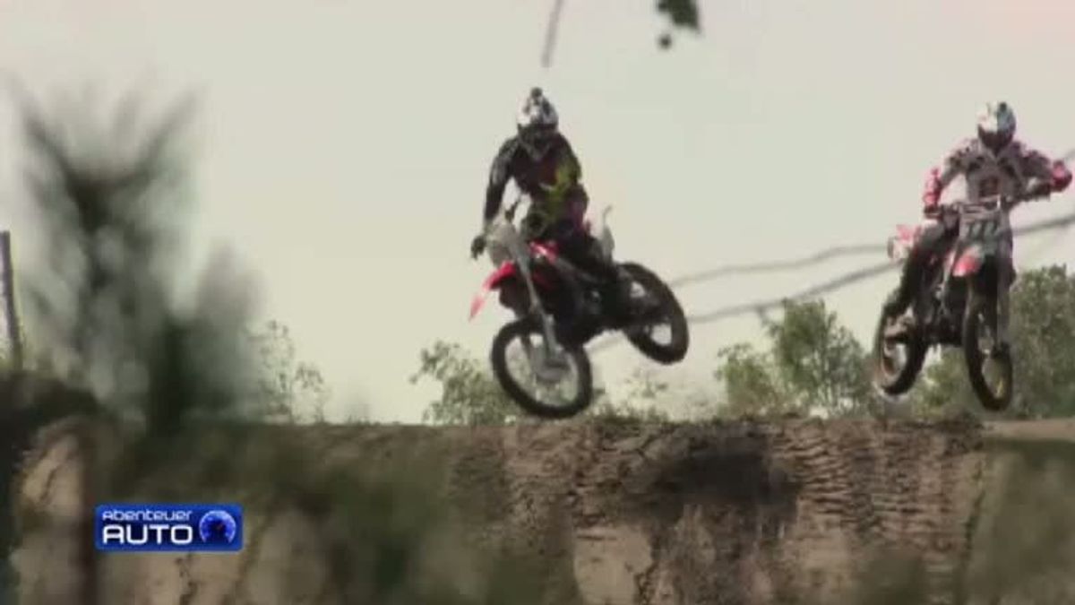 Motocross-Jumps - fliegende Honda CR-V