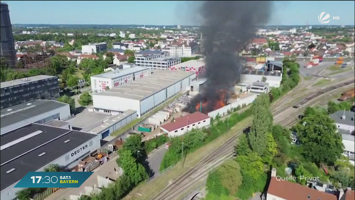 Brand in Augsburg: Müllberge in Entsorgungsbetrieb fangen Feuer