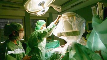 Dienstag: Operation an der offenen Halsschlag-Ader