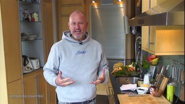 Frank Rosin kocht Ofengemüse auf Kräutercouscous mit Joghurt
