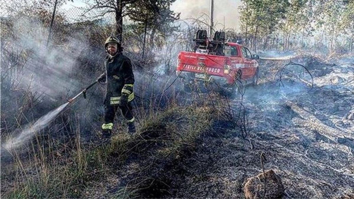 Urlaubsparadies in Flammen: Evakuierungen an Sardiniens Küste