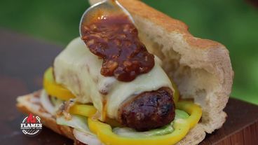 Burger-Hotdog im Chili-Cheese-Style