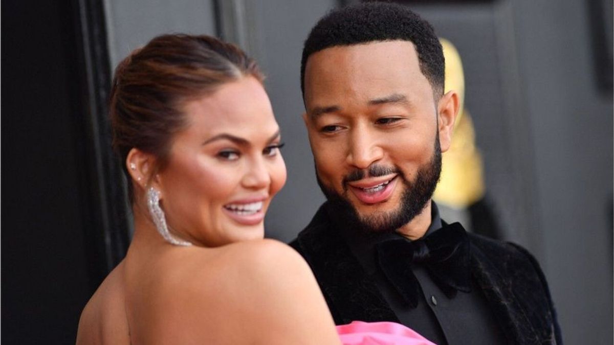 Fans feiern ehrliches Nacktfoto von Chrissy Teigen mit Baby in der Badewanne