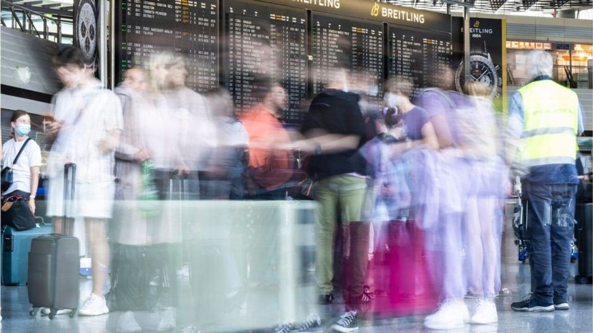"Mehr Menschen als erwartet": Chef vom Frankfurter Flughafen erklärt Gründe für Flugchaos