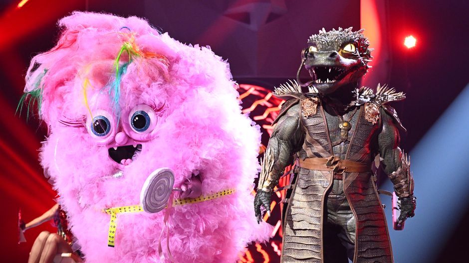 The Masked Singer 2024: Sweet &amp; Crocodile Rock: צמר גפן מתוק והתנין עם "בארבי גירל" מאת אקווה