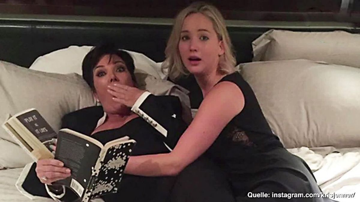 Jennifer Lawrence mit Kris Jenner im Bett