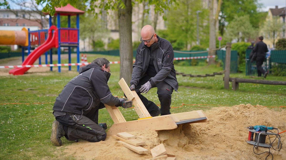 Spielplatzkontrolleure in Aktion