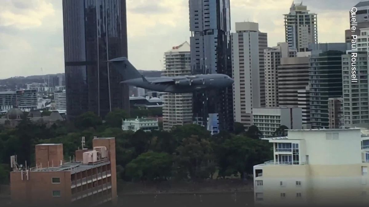 Unglaubliche Bilder: Flugzeug fliegt mitten zwischen Hochhäusern in Brisbane