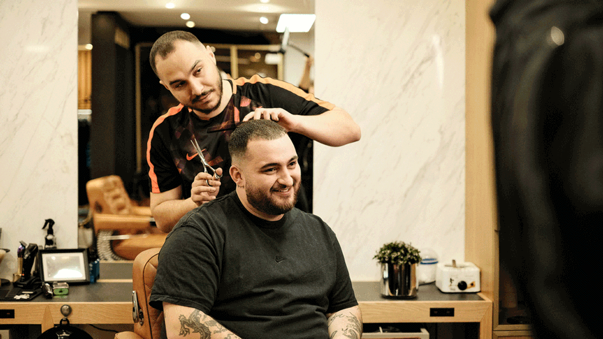 Barber Shop: Serhat übt sich als Friseur