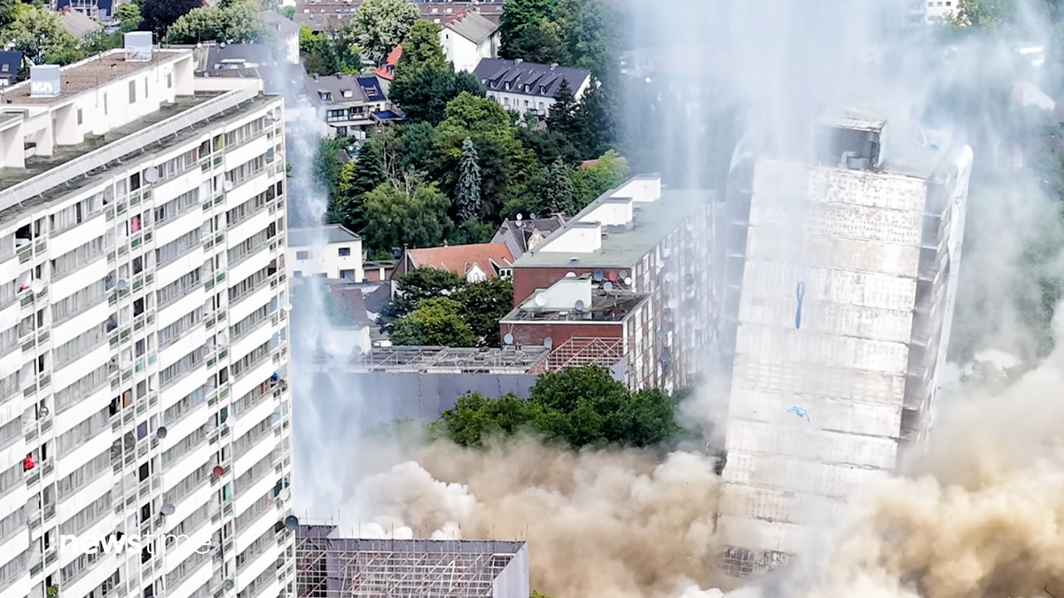 Gewaltiges Hochhaus in Duisburg gesprengt