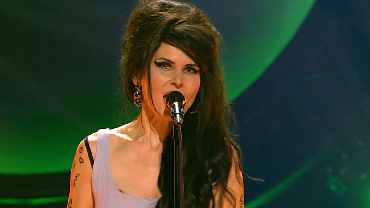 A Tribute To Amy mit "Tears Dry On Their Own" von Amy Winehouse