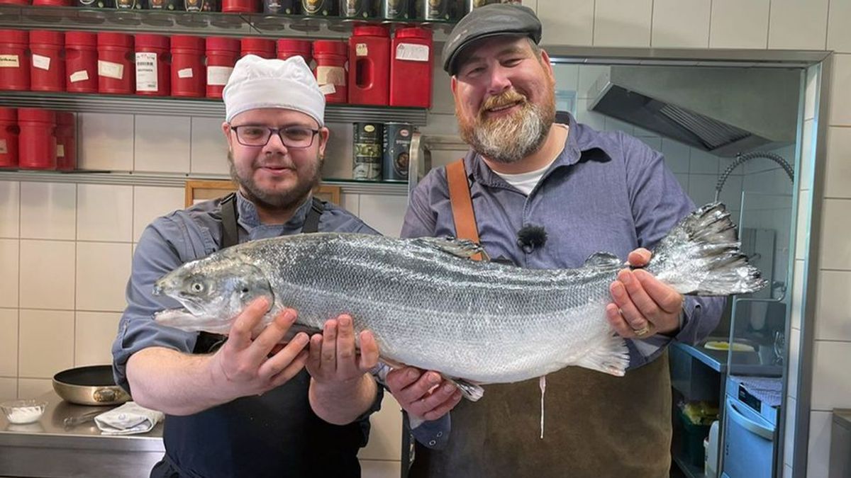 Brüdigam und Justin kochen Lachs