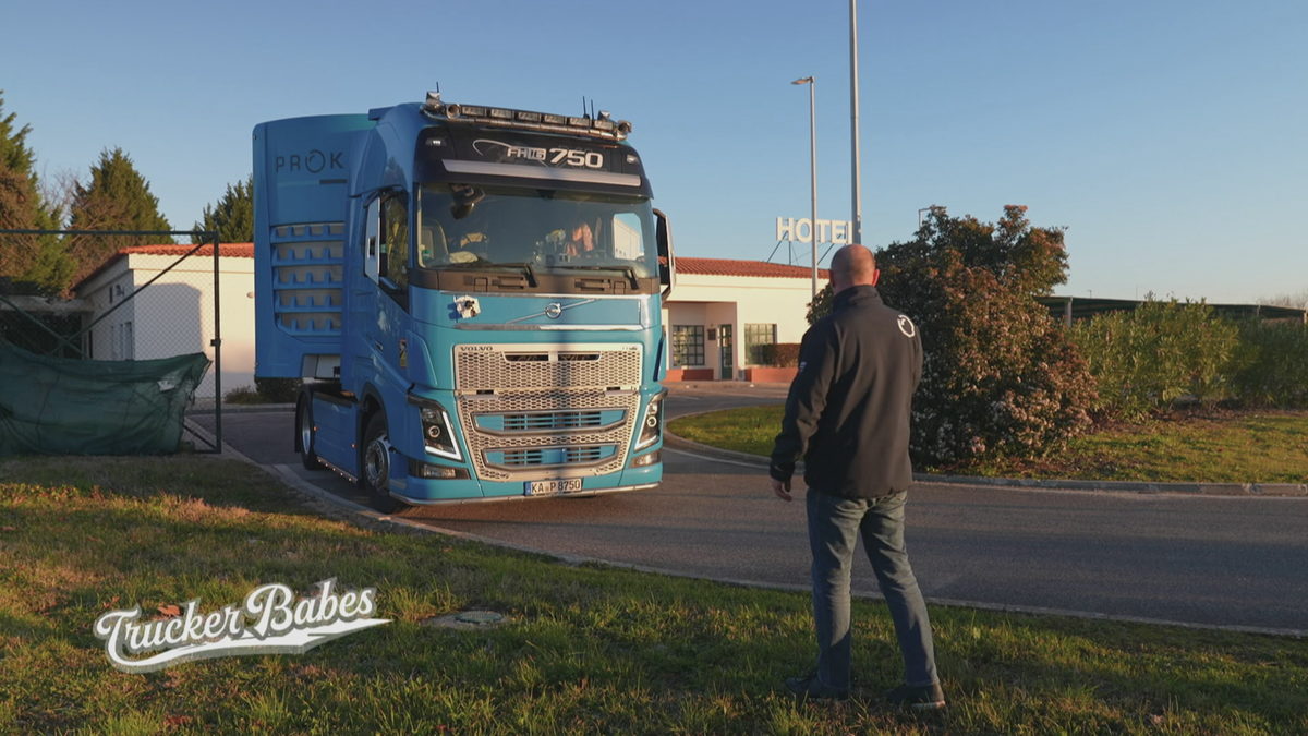 Sabrina kämpft mit Portugals engster Parkplatzkurve