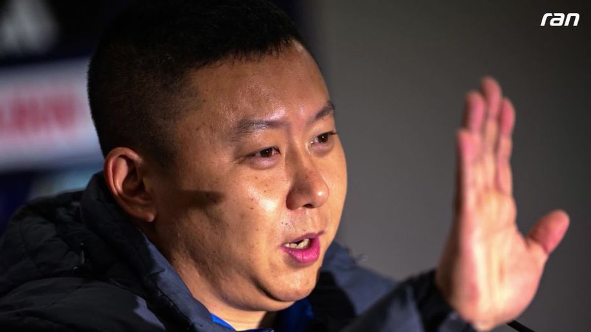 Nordkoreanischer Trainer wimmelt südkoreanische Reporterin ab