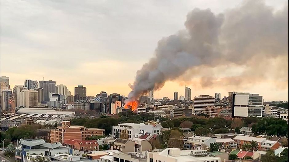 Rauch über Sydney: Riesenfeuer in Millionenmetropole