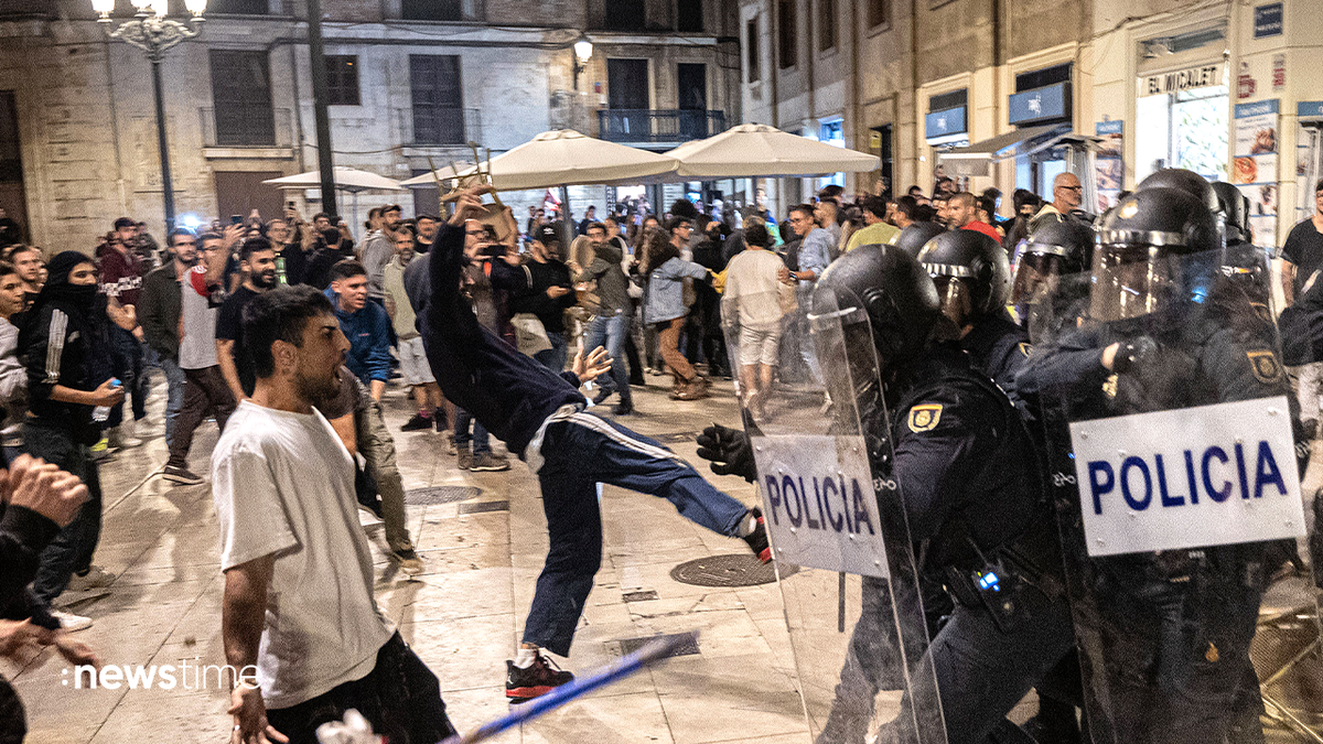 Nach Flutkatastrophe: Hundetausende Menschen demonstrieren in Valencia