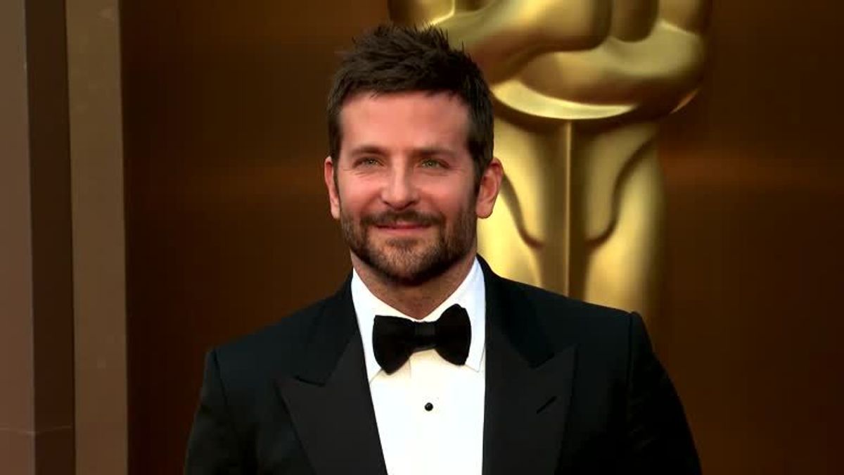 Bradley Cooper in Leder mit Peitsche?
